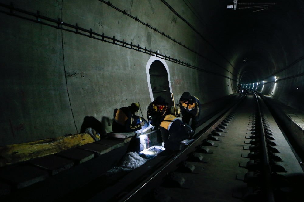 三穗铁路运营隧道病害现状